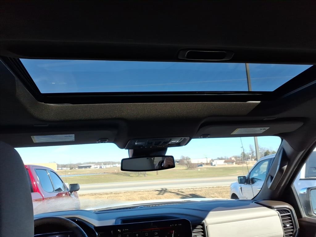 GMC Sierra 1500 4WD Crew Cab 147" SLT 2024