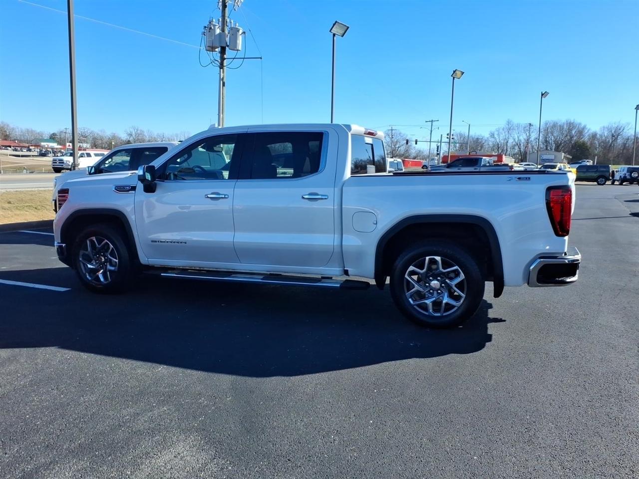 GMC Sierra 1500 4WD Crew Cab 147" SLT 2024
