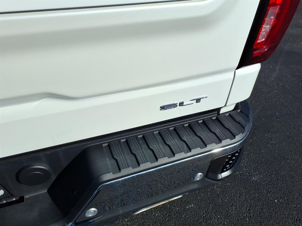 GMC Sierra 1500 4WD Crew Cab 147" SLT 2024