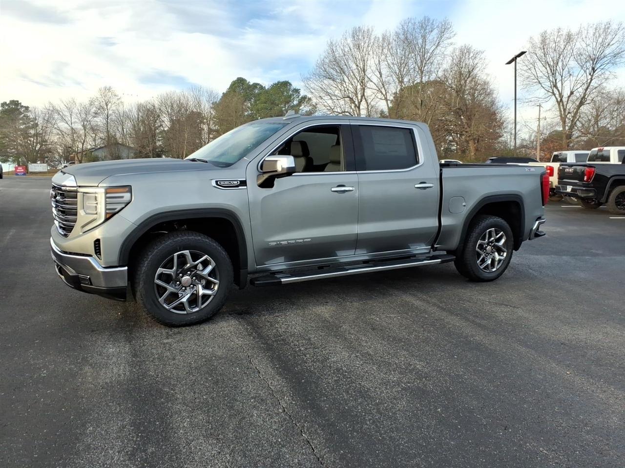 GMC Sierra 1500 4WD Crew Cab 147" SLT 2026