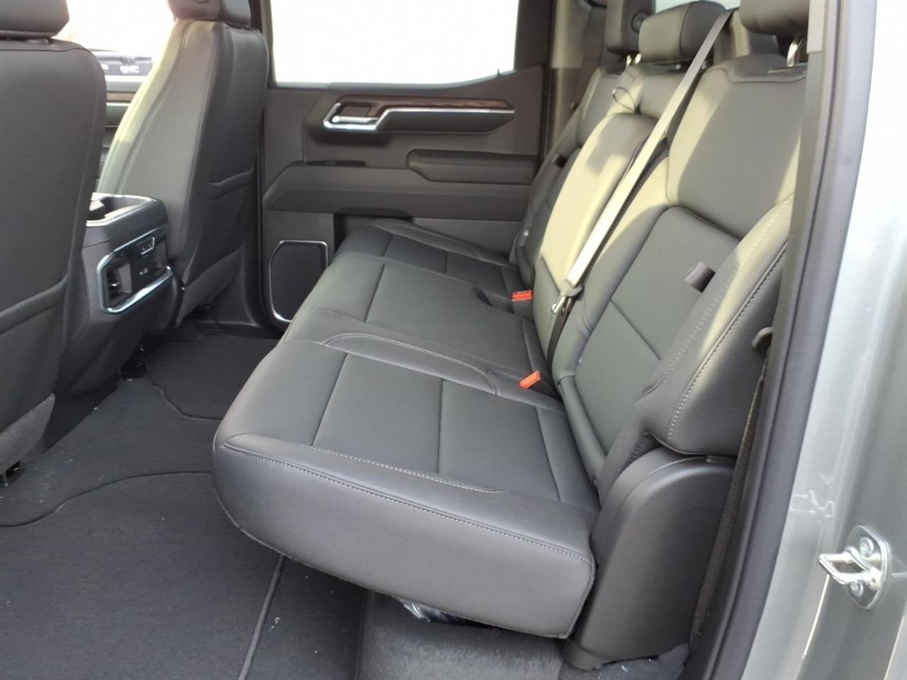 GMC Sierra 1500 4WD Crew Cab 147" SLT 2026