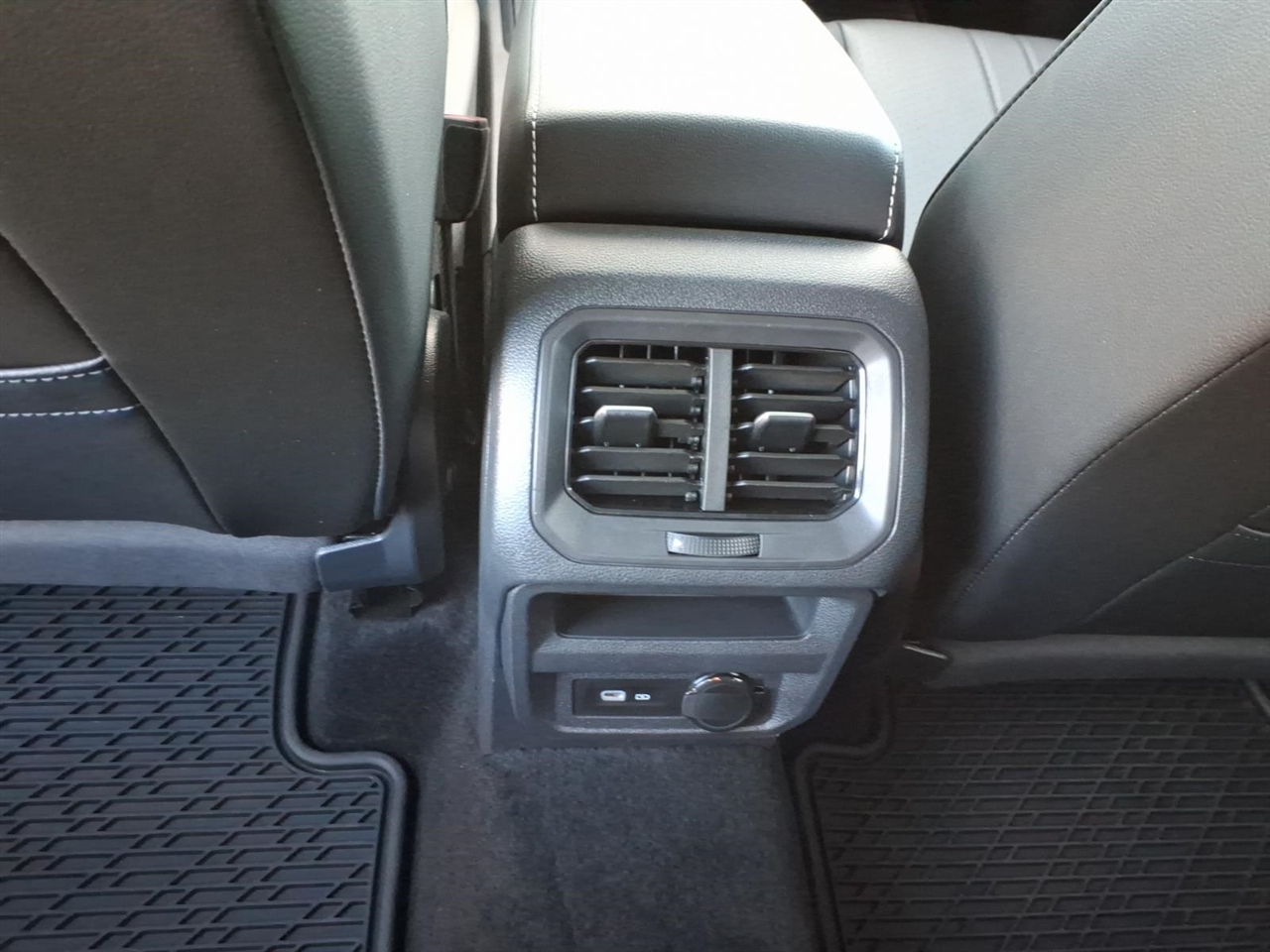 Volkswagen Tiguan 2.0T SE R-Line Black FWD 2024