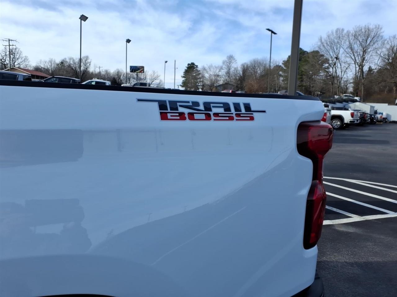 Chevrolet Silverado 1500 4WD Crew Cab 147" LT Trail Boss 2026