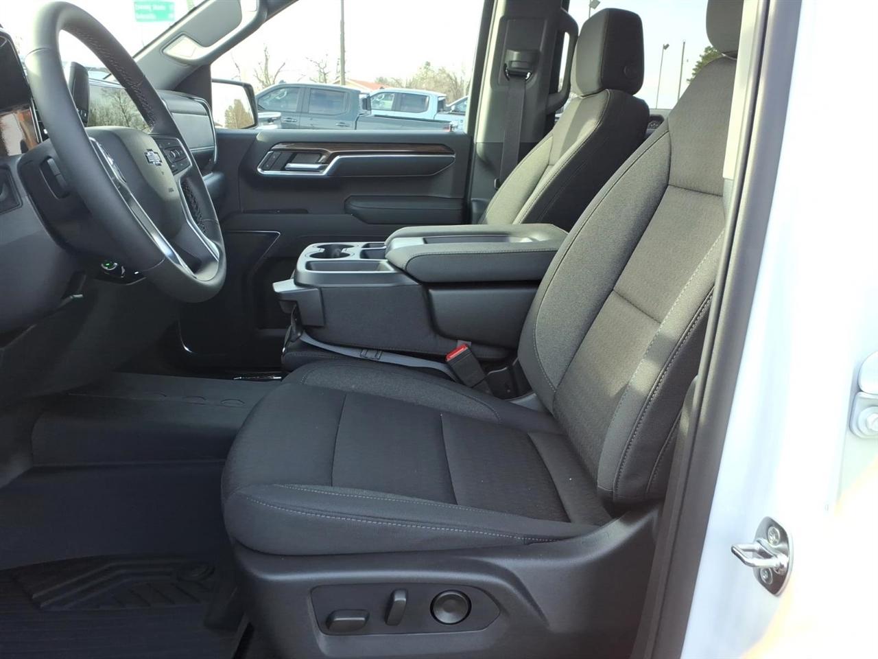 Chevrolet Silverado 1500 4WD Crew Cab 147" LT Trail Boss 2026