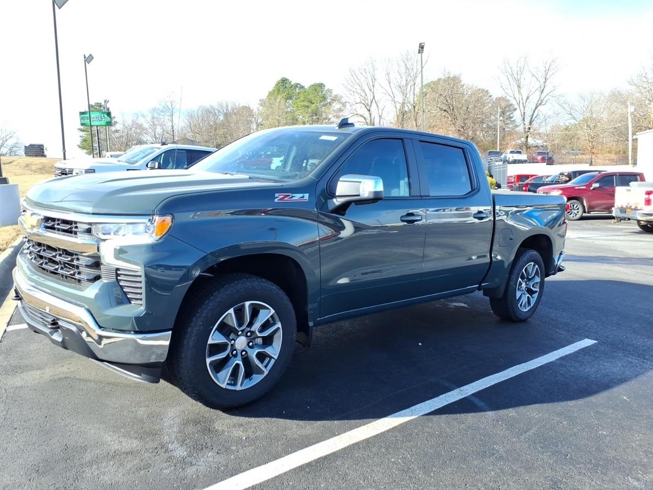 Chevrolet Silverado 1500 4WD Crew Cab 147" LT w/1LT 2026
