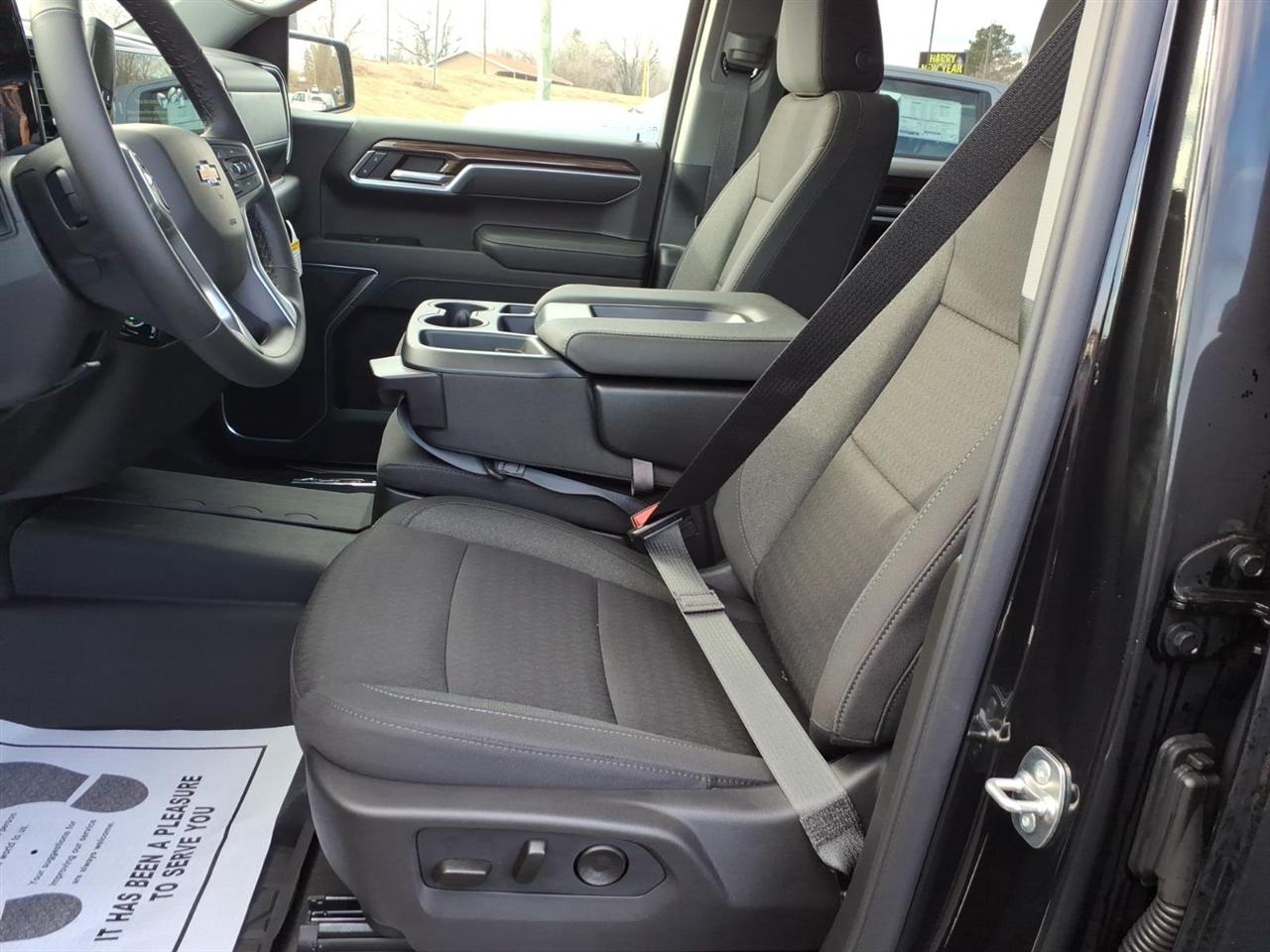 Chevrolet Silverado 1500 4WD Crew Cab 147" LT w/1LT 2026