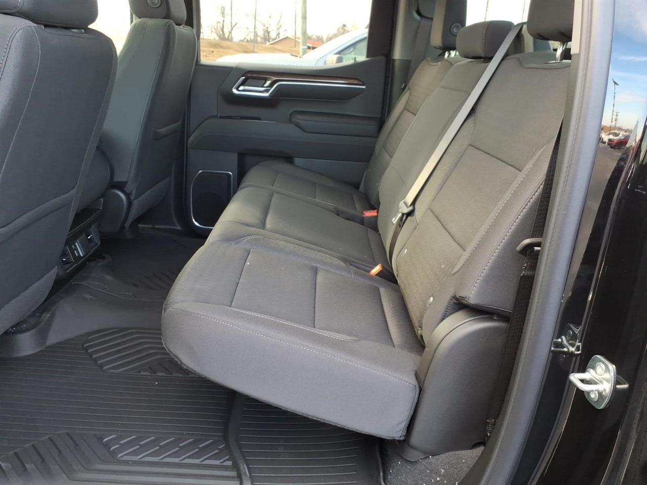 Chevrolet Silverado 1500 4WD Crew Cab 147" LT w/1LT 2026