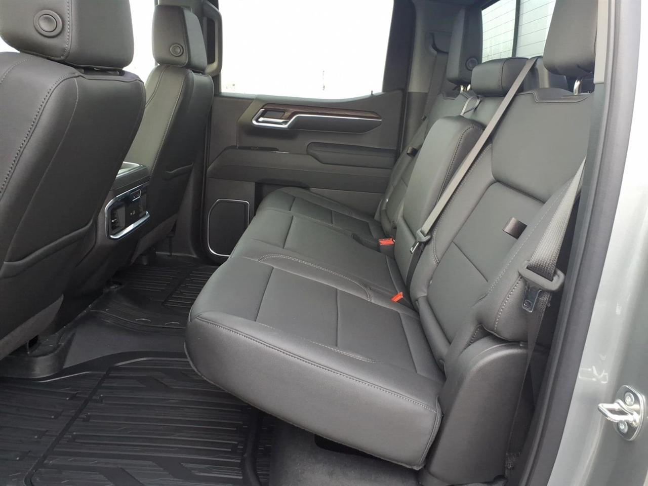 GMC Sierra 1500 4WD Crew Cab 147" SLT 2026