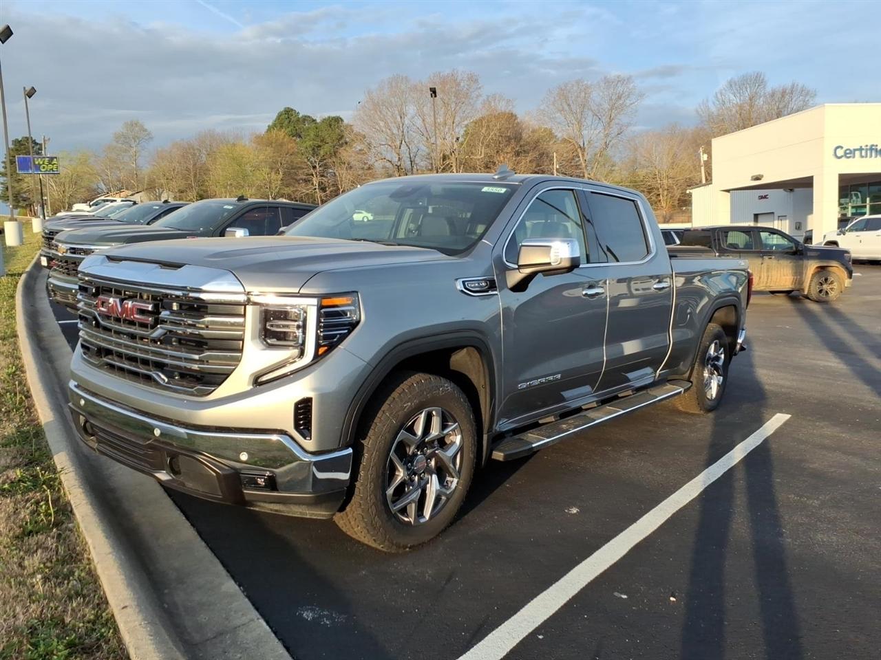 GMC Sierra 1500 4WD Crew Cab 147" SLT 2026