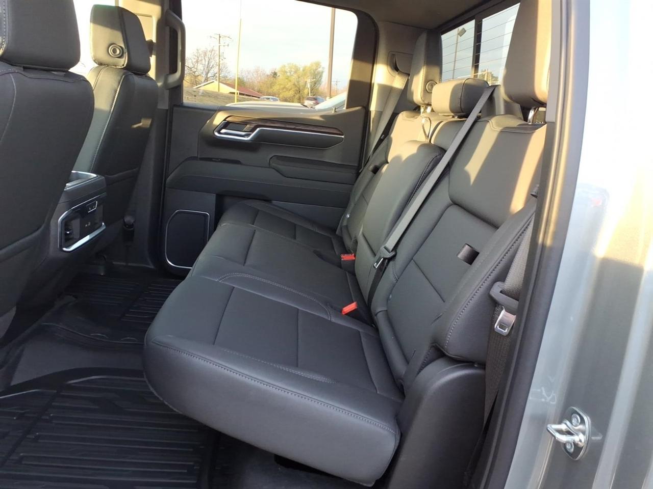 GMC Sierra 1500 4WD Crew Cab 147" SLT 2026