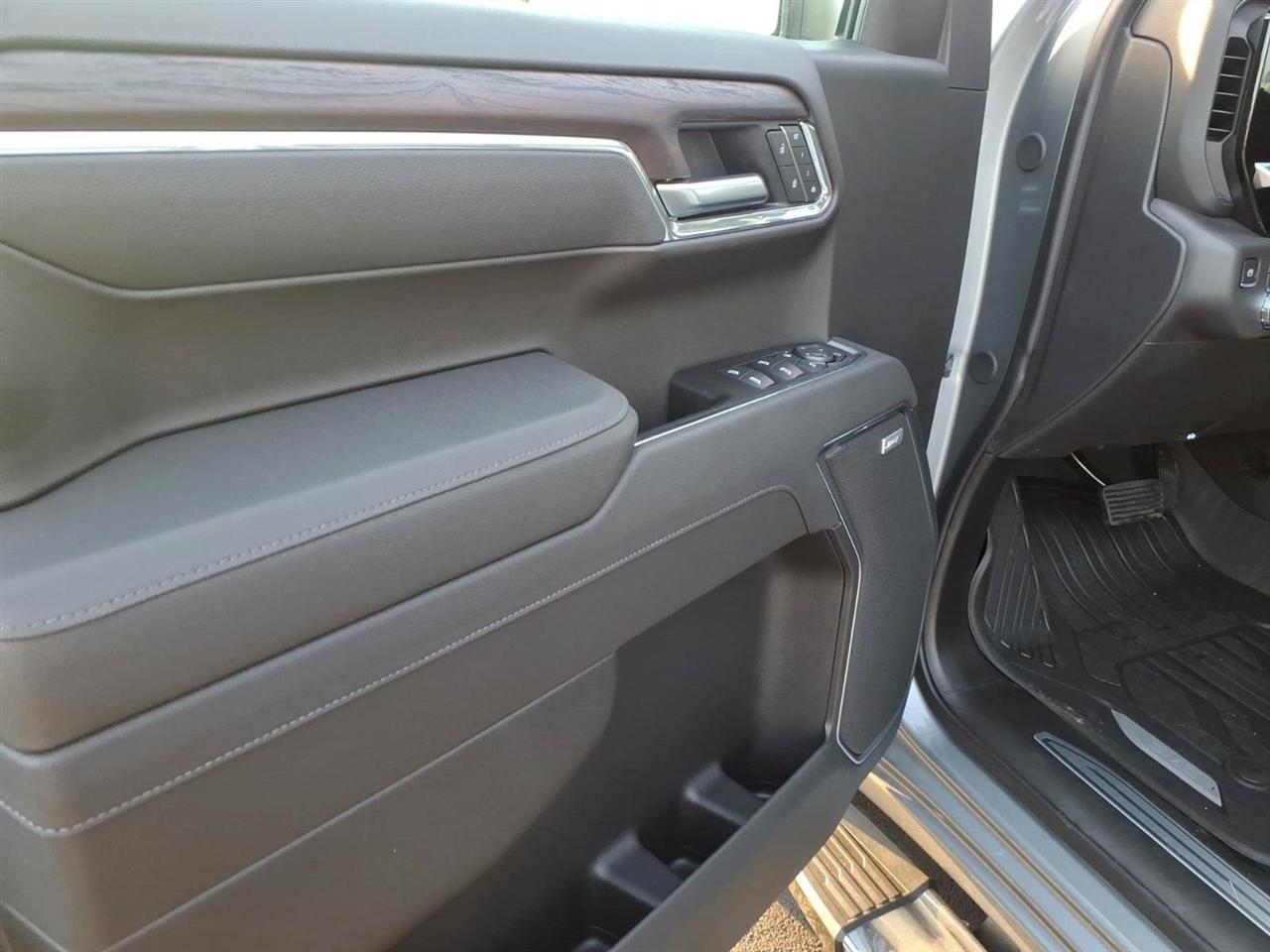 GMC Sierra 1500 4WD Crew Cab 147" SLT 2026