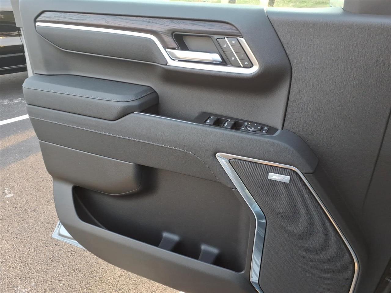 GMC Sierra 1500 4WD Crew Cab 147" SLT 2026