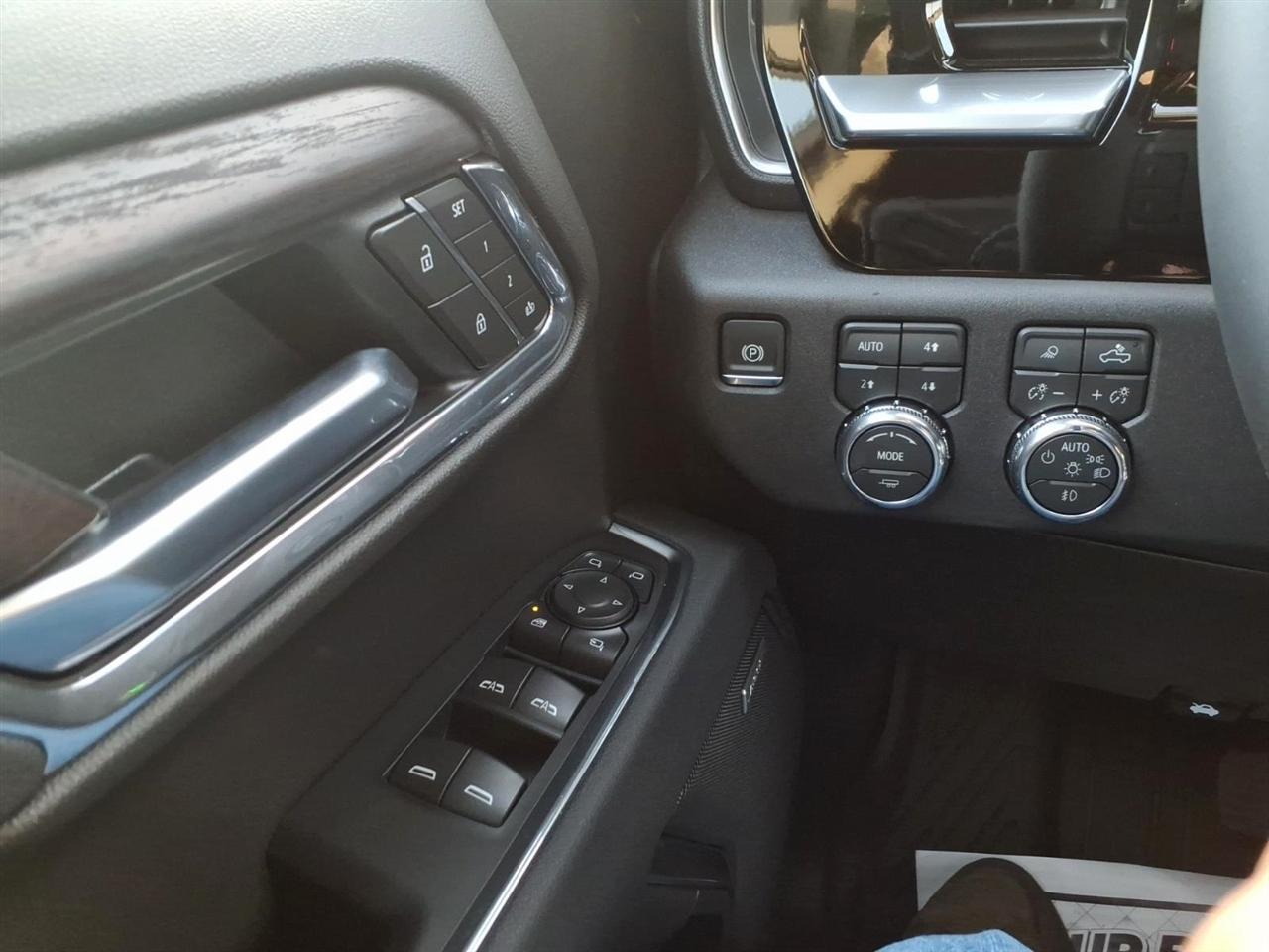 GMC Sierra 1500 4WD Crew Cab 147" SLT 2026