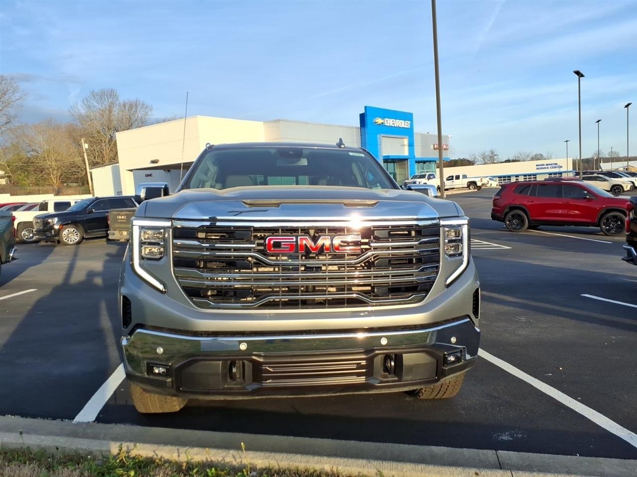 GMC Sierra 1500 4WD Crew Cab 147" SLT 2026