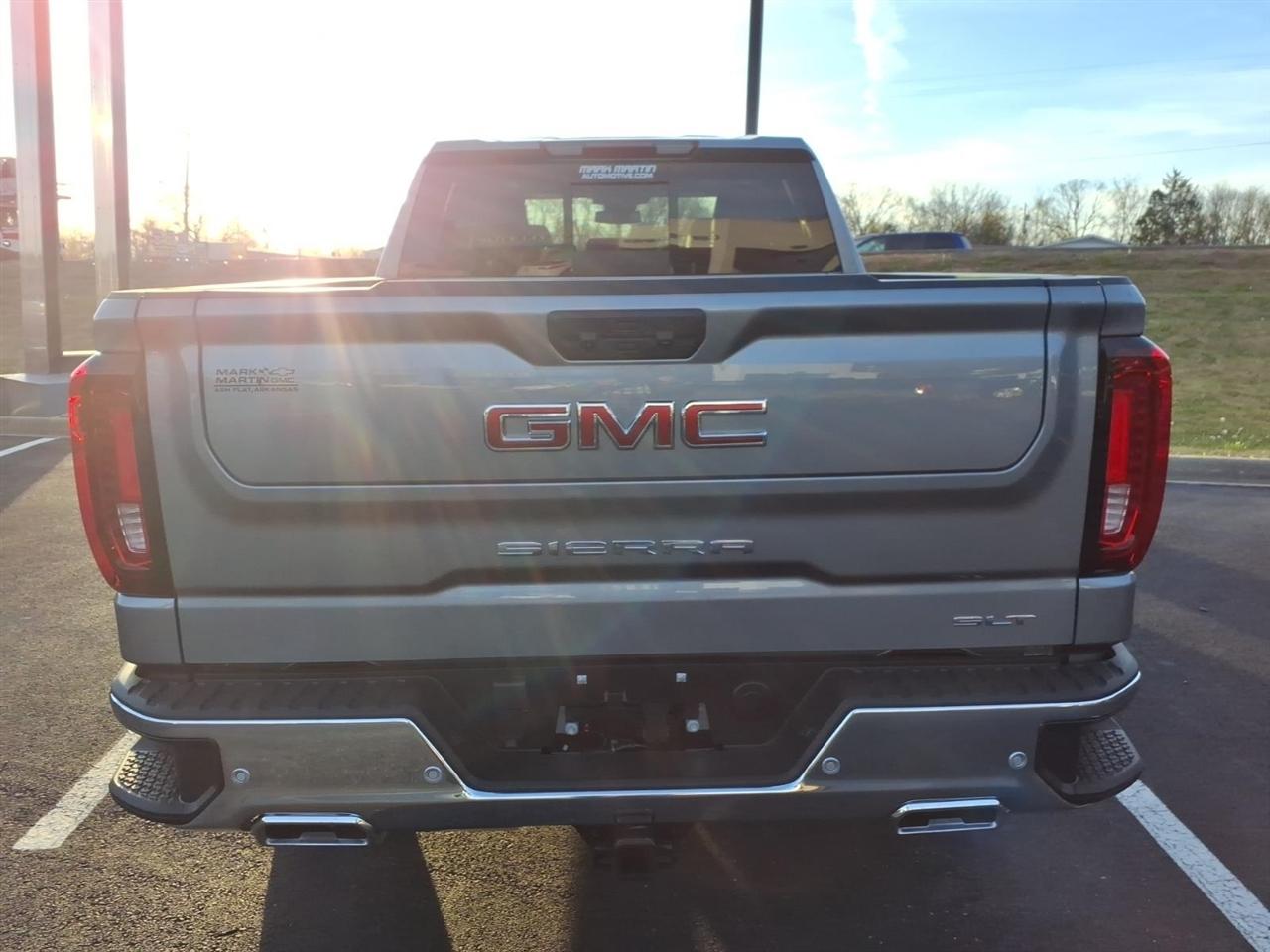 GMC Sierra 1500 4WD Crew Cab 147" SLT 2026
