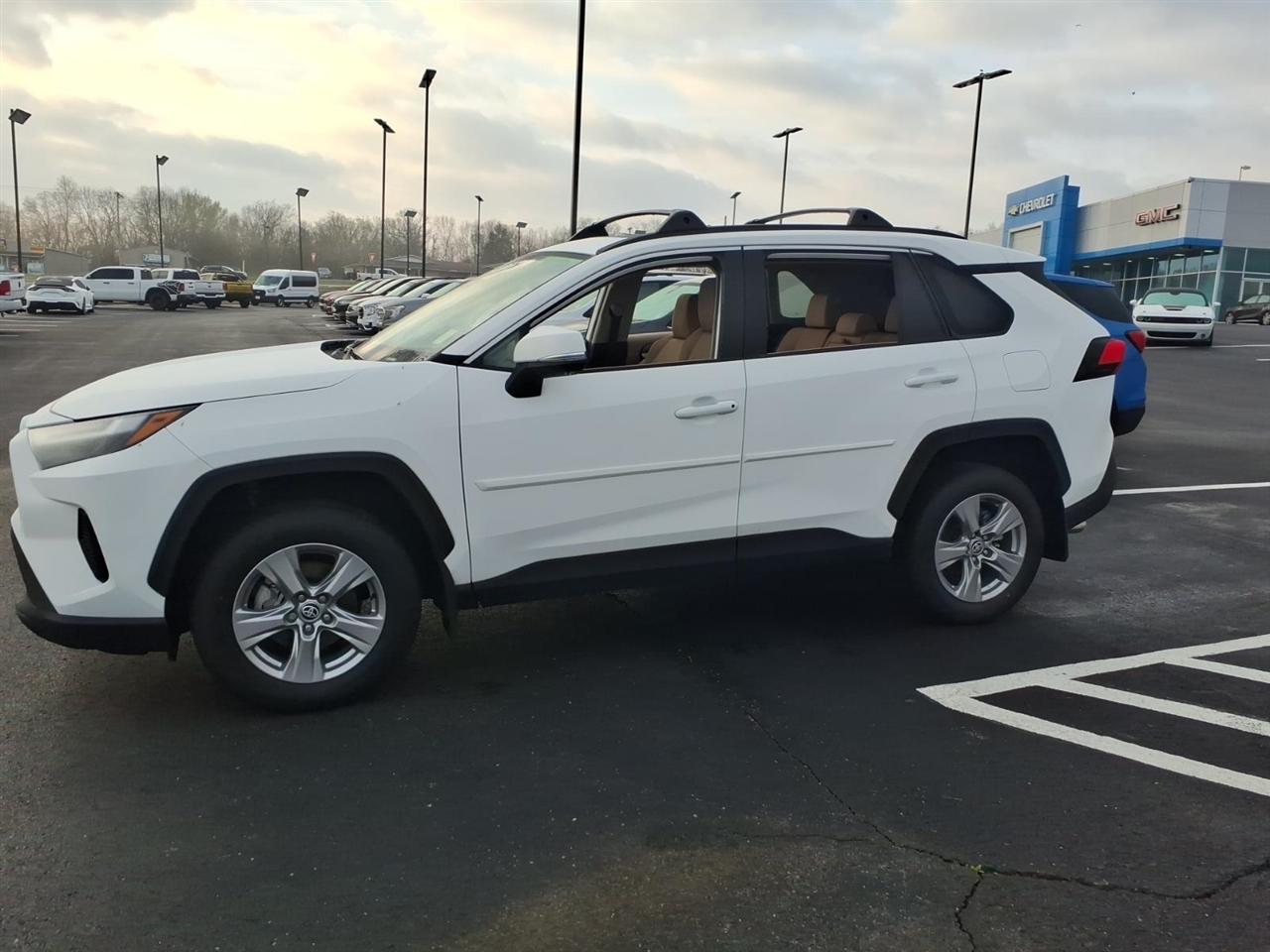 Toyota RAV4 XLE FWD (Natl) 2024