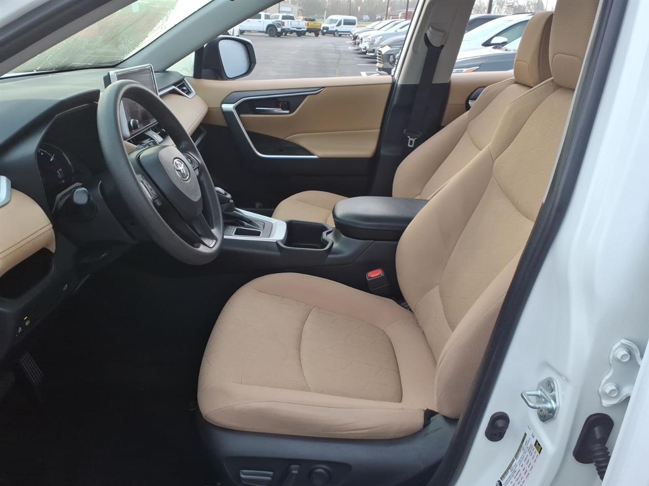 Toyota RAV4 XLE FWD (Natl) 2024