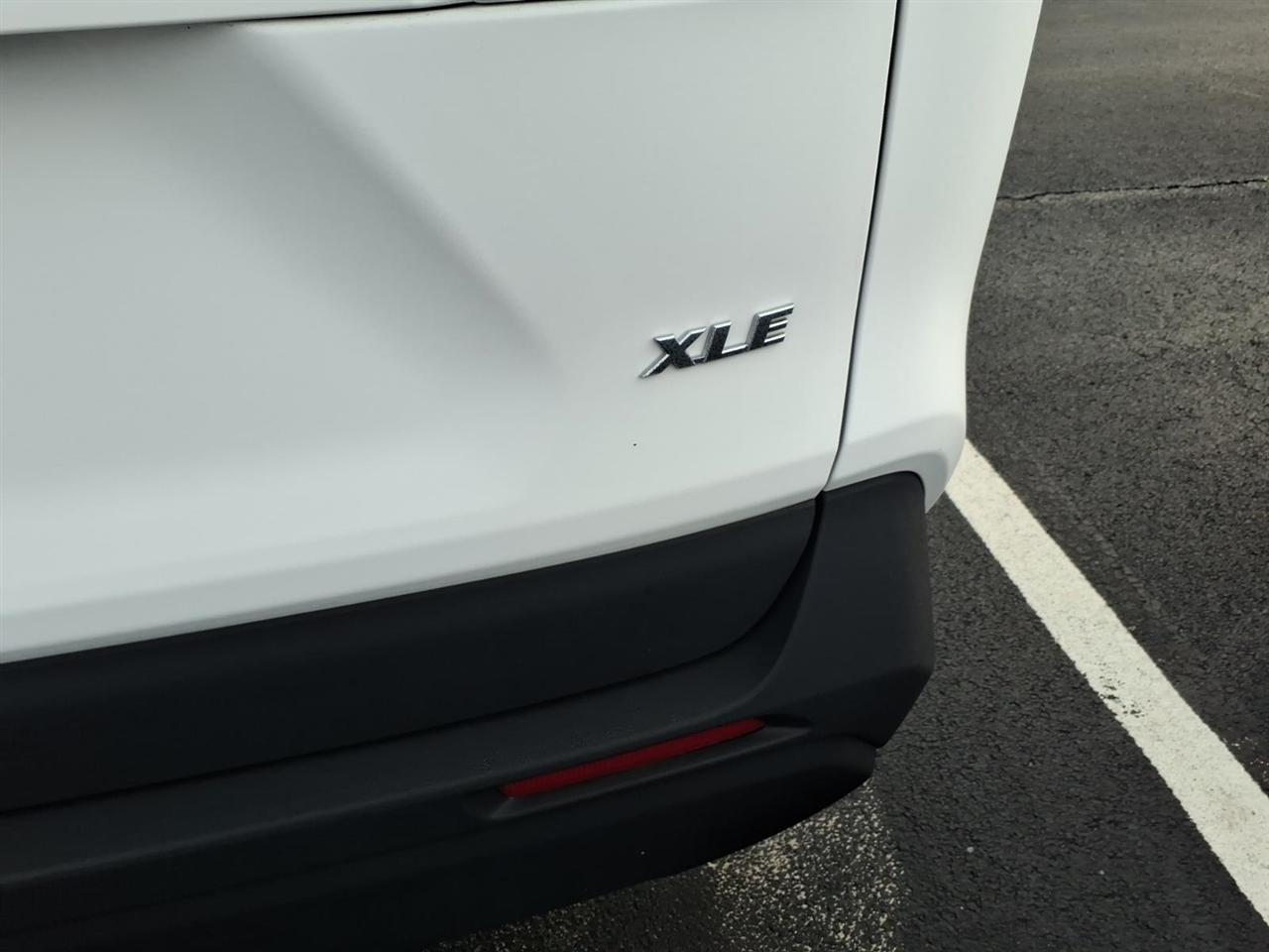 Toyota RAV4 XLE FWD (Natl) 2024