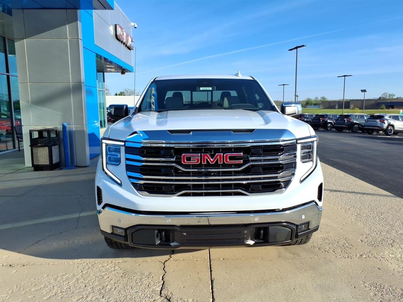 GMC Sierra 1500 4WD Crew Cab 147" SLT 2026