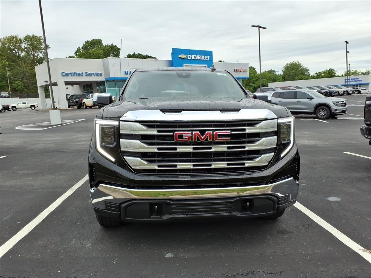 GMC Sierra 1500 4WD Crew Cab 147" SLE 2026