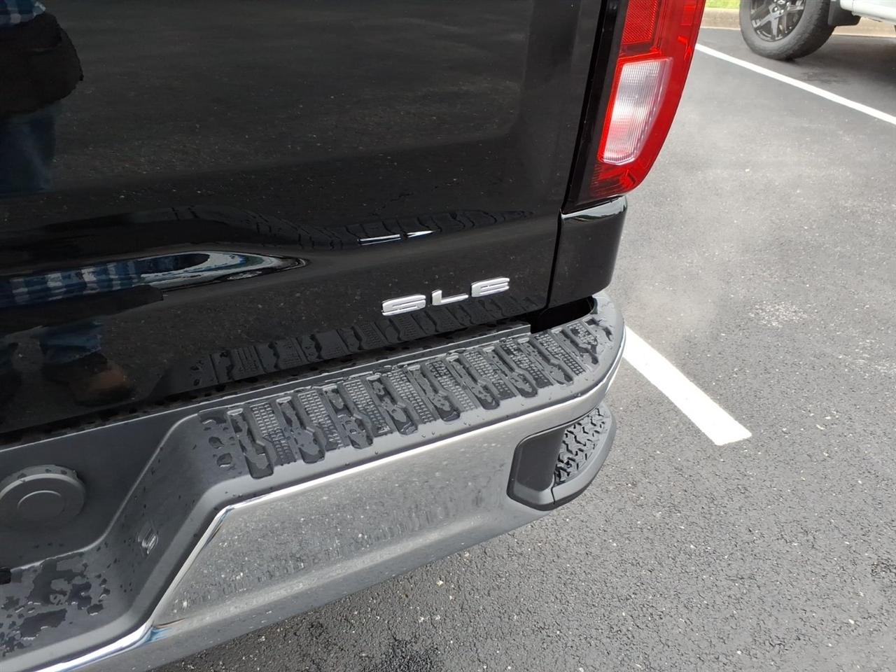 GMC Sierra 1500 4WD Crew Cab 147" SLE 2026