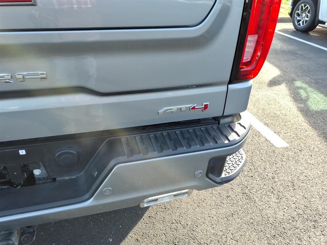 GMC Sierra 1500 4WD Crew Cab 147" AT4 2024