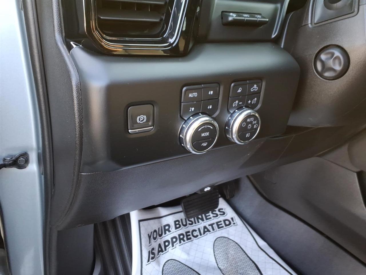 GMC Sierra 1500 4WD Crew Cab 147" AT4 2024