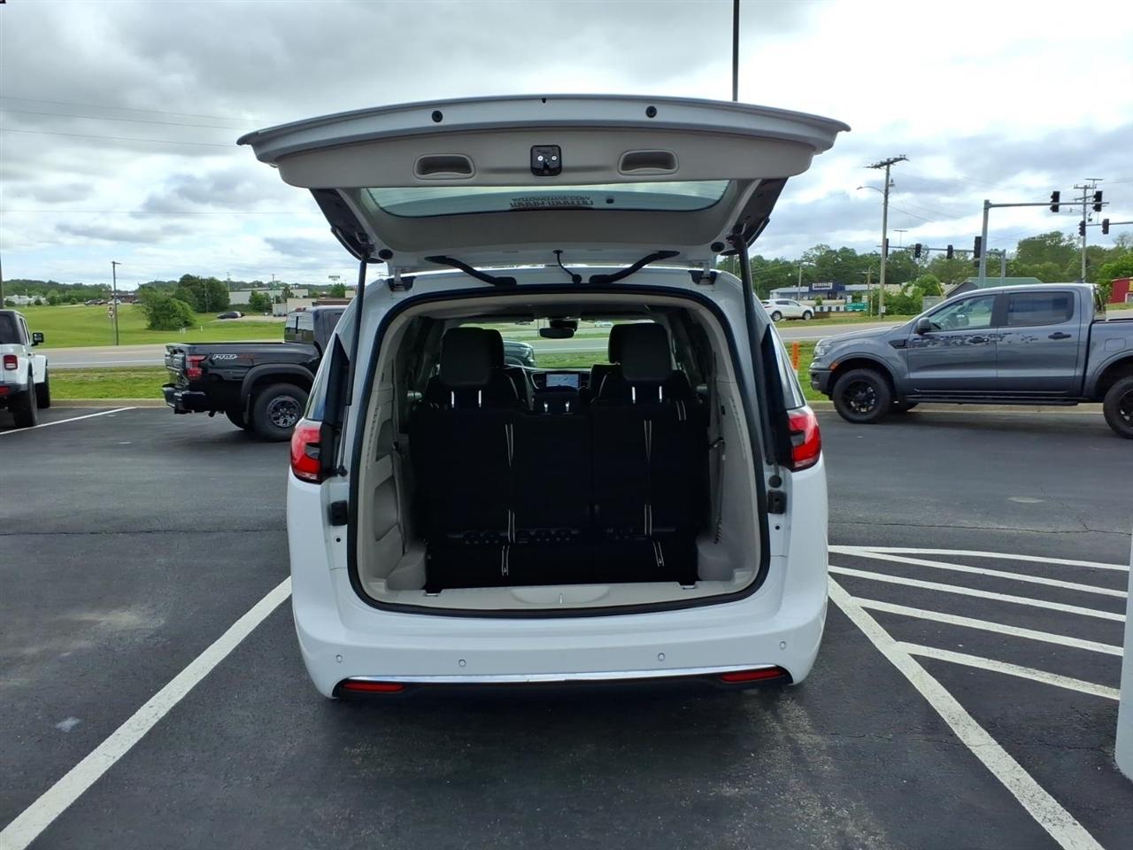 Chrysler Pacifica Touring L FWD 2023