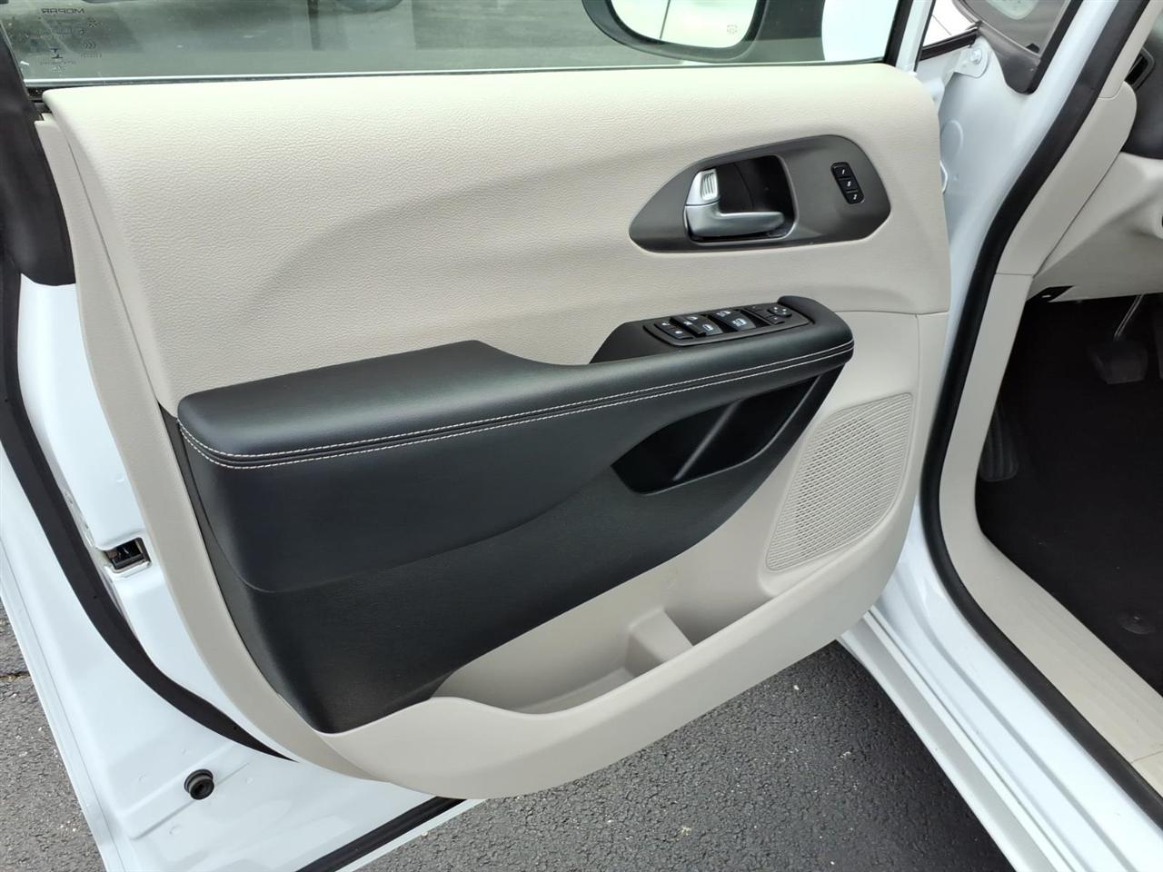 Chrysler Pacifica Touring L FWD 2023