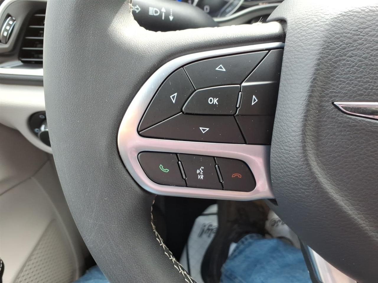 Chrysler Pacifica Touring L FWD 2023