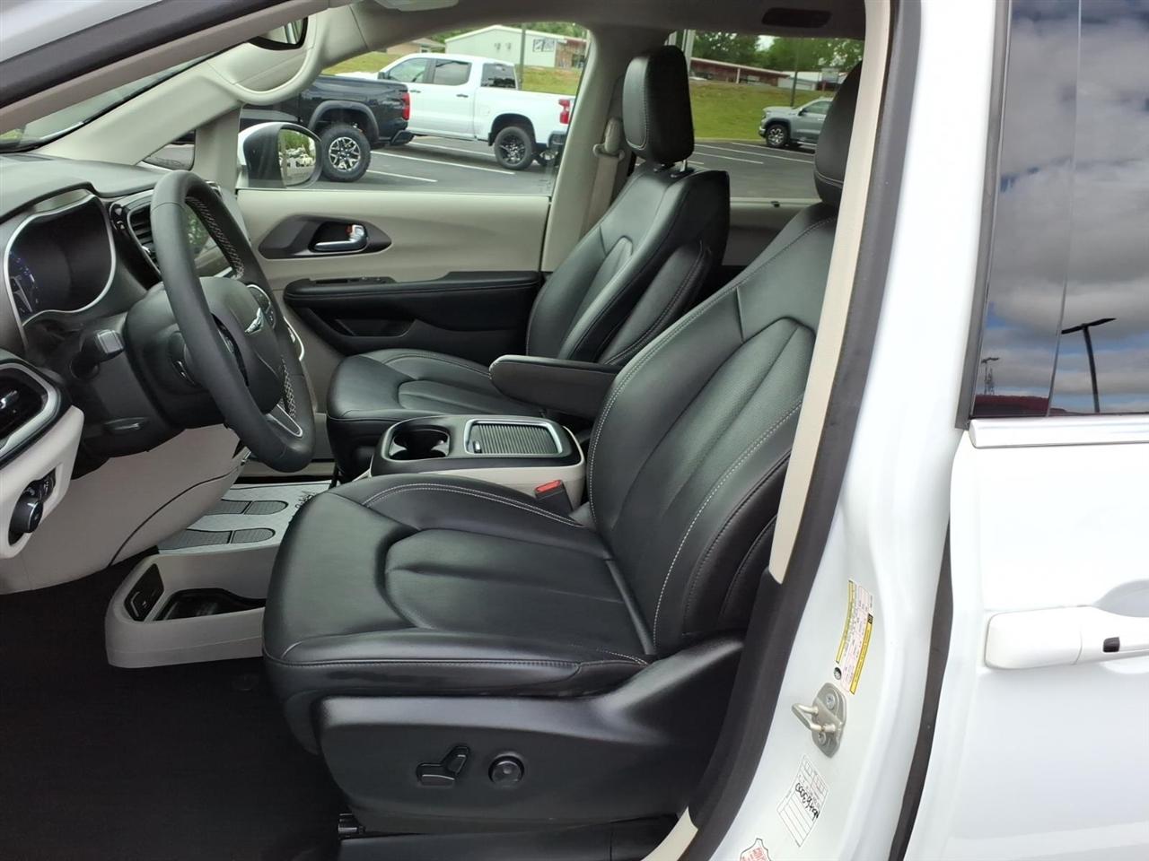 Chrysler Pacifica Touring L FWD 2023