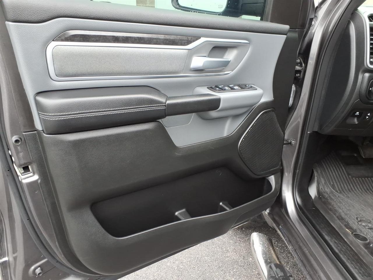 RAM 1500 Big Horn 4x4 Crew Cab 5'7" Box 2022