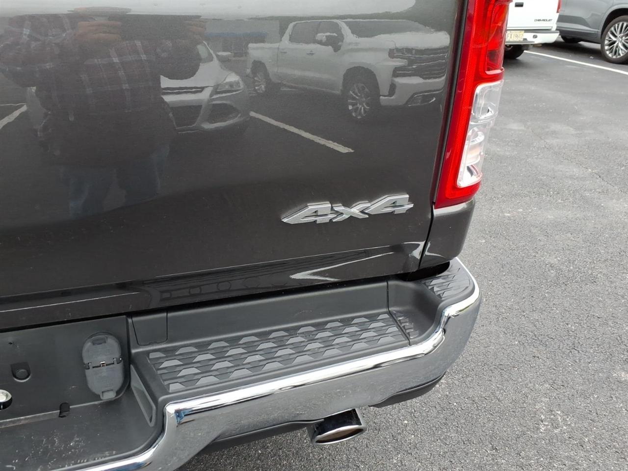 RAM 1500 Big Horn 4x4 Crew Cab 5'7" Box 2022