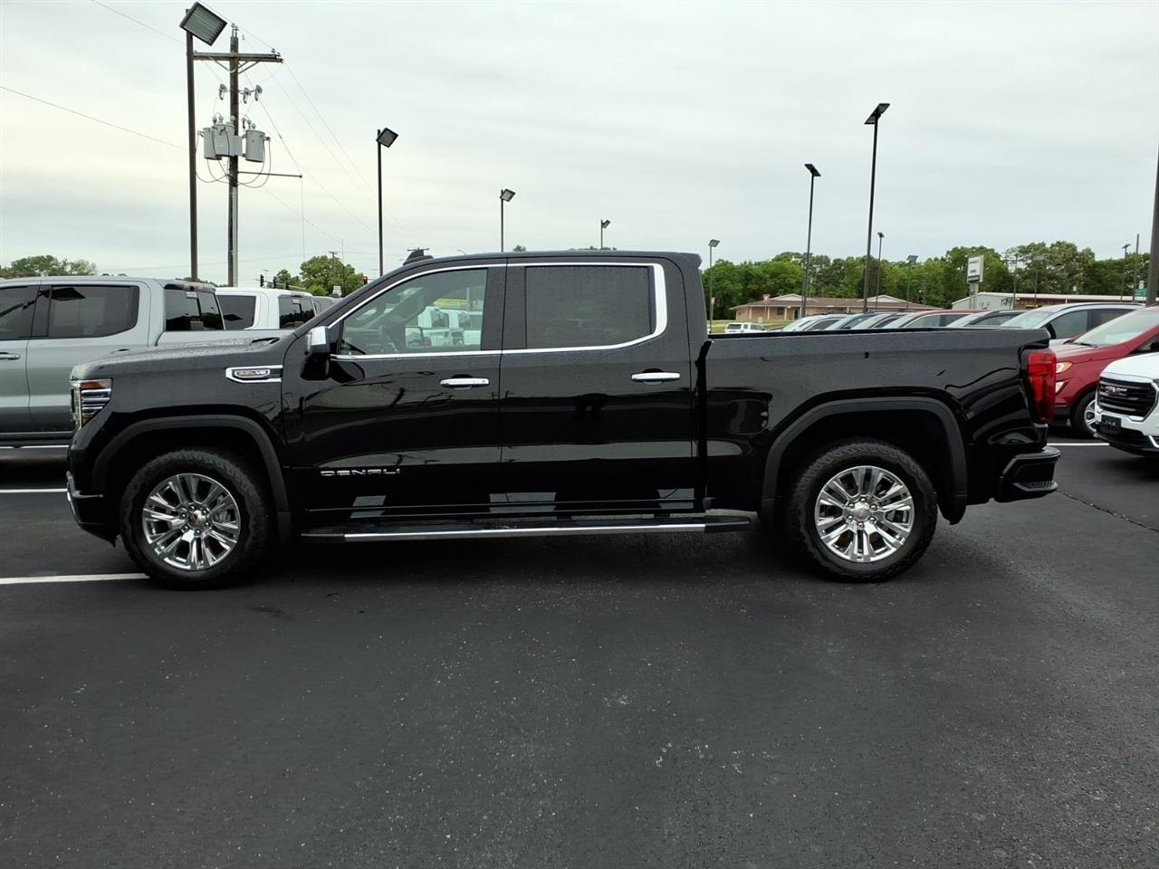GMC Sierra 1500 4WD Crew Cab 147" Denali 2024
