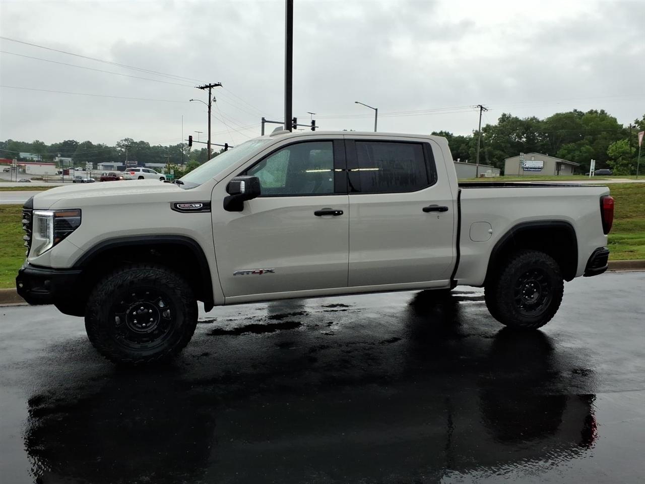 GMC Sierra 1500 4WD Crew Cab 147" AT4X 2026