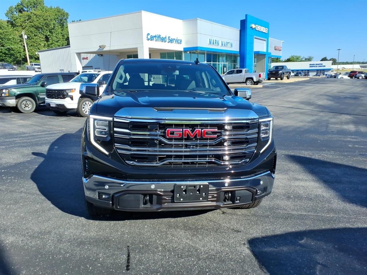 GMC Sierra 1500 4WD Crew Cab 147" SLT 2026