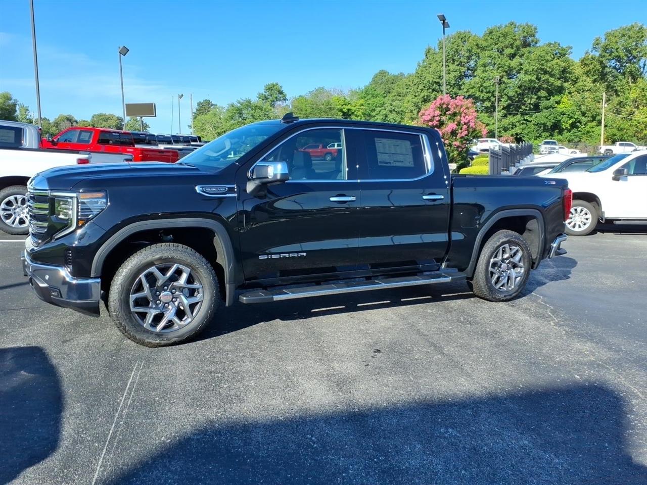 GMC Sierra 1500 4WD Crew Cab 147" SLT 2026