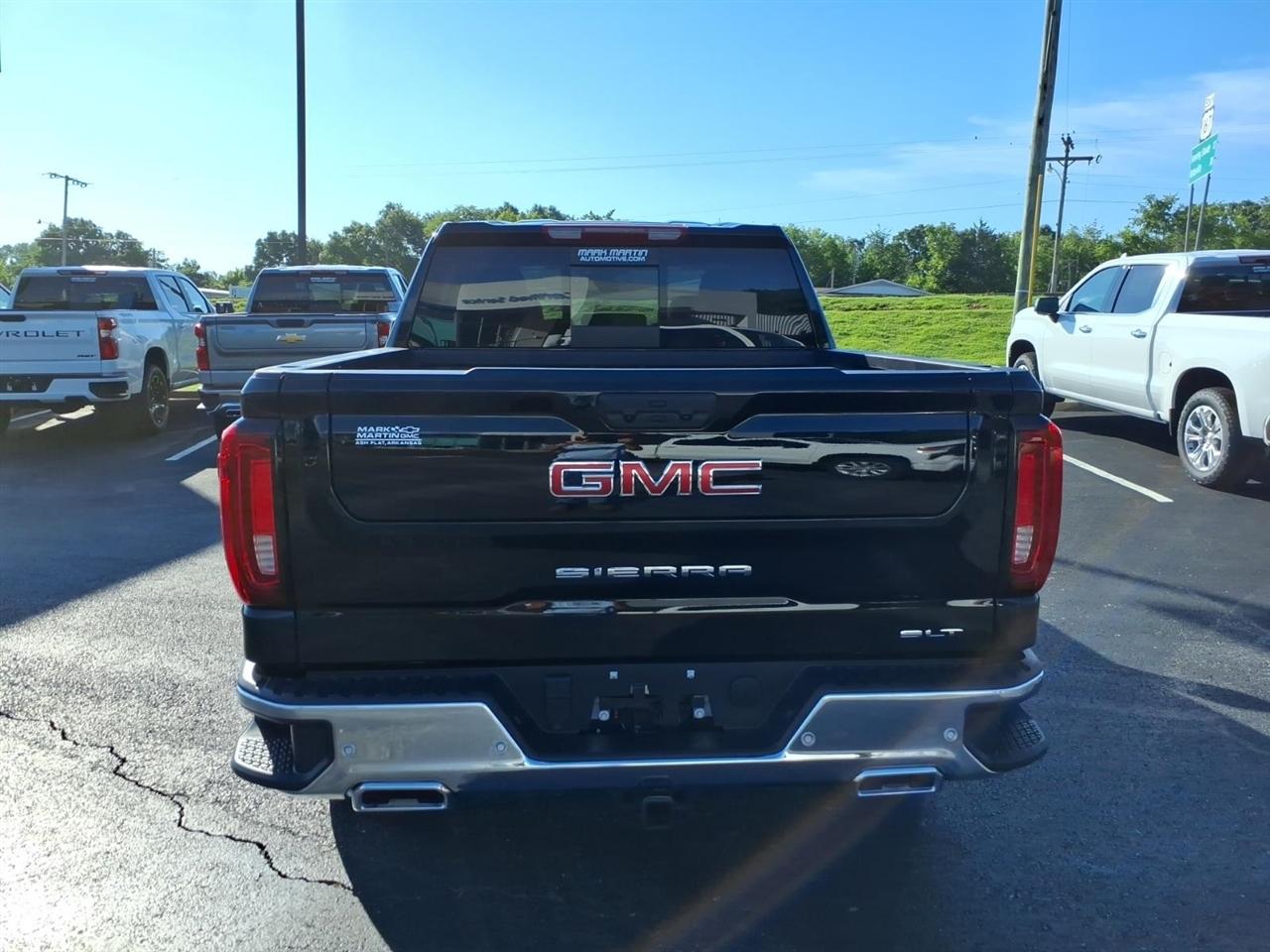 GMC Sierra 1500 4WD Crew Cab 147" SLT 2026