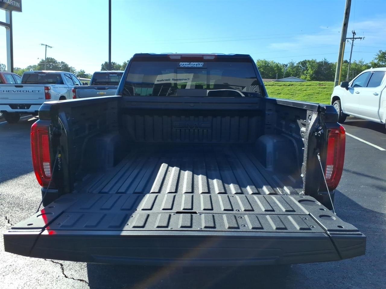 GMC Sierra 1500 4WD Crew Cab 147" SLT 2026
