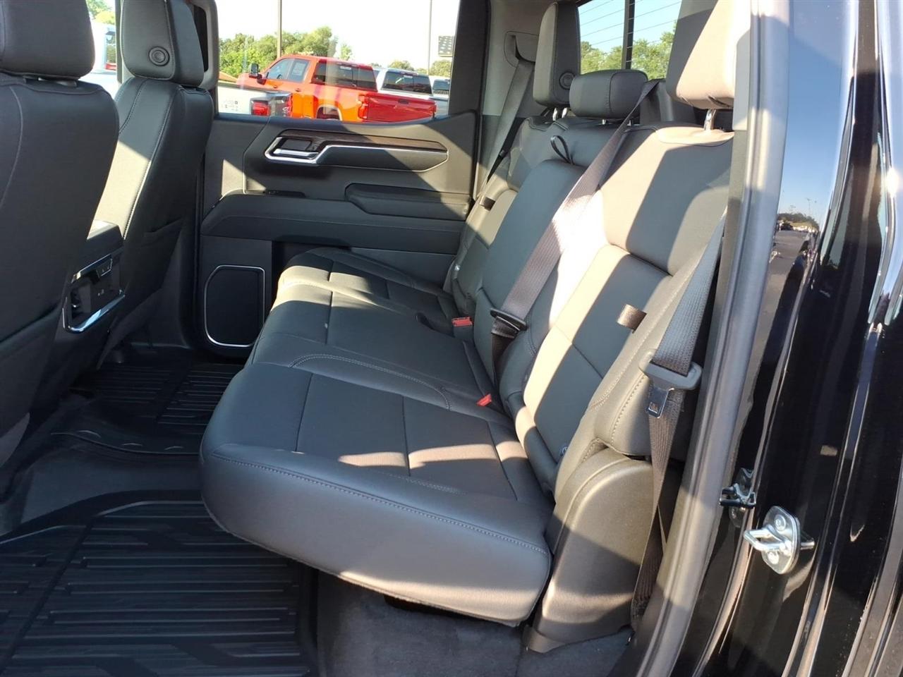 GMC Sierra 1500 4WD Crew Cab 147" SLT 2026