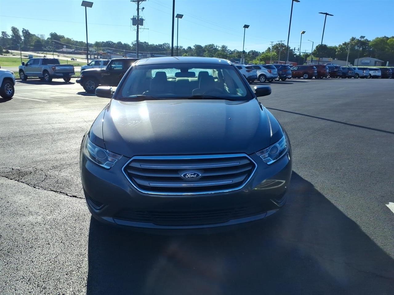Ford Taurus 4dr Sdn SE FWD 2016