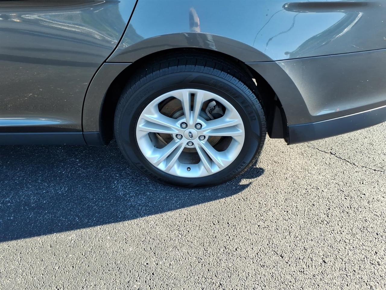 Ford Taurus 4dr Sdn SE FWD 2016