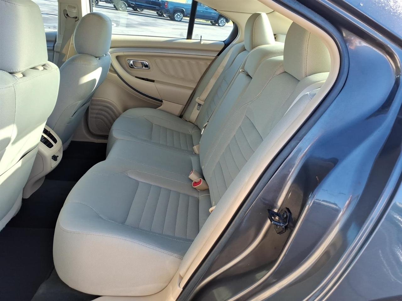 Ford Taurus 4dr Sdn SE FWD 2016