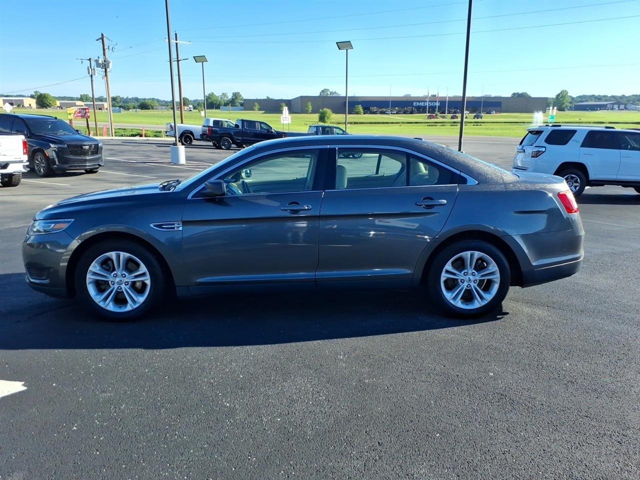 Ford Taurus 4dr Sdn SE FWD 2016