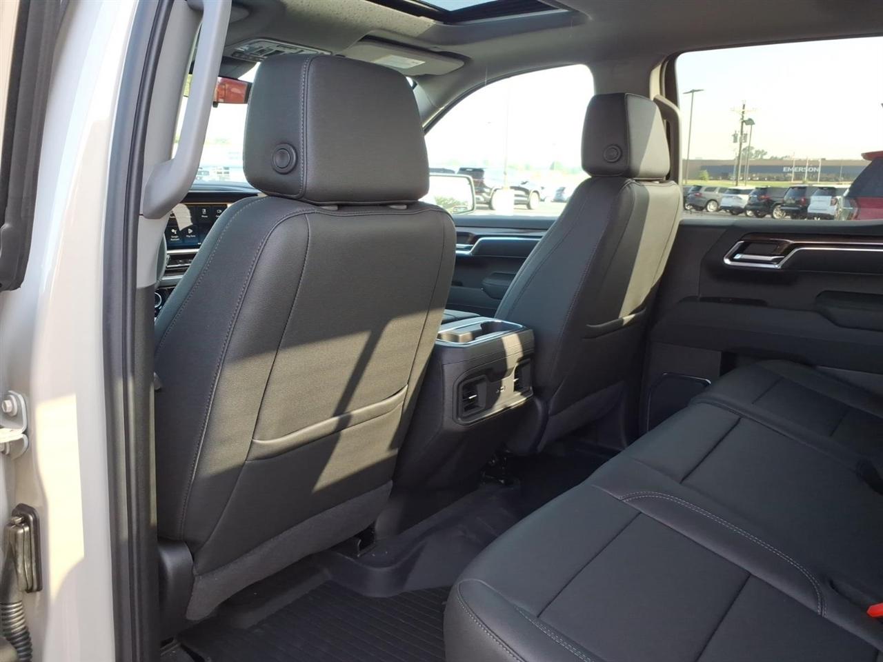 Chevrolet Silverado 1500 4WD Crew Cab 147" RST 2026
