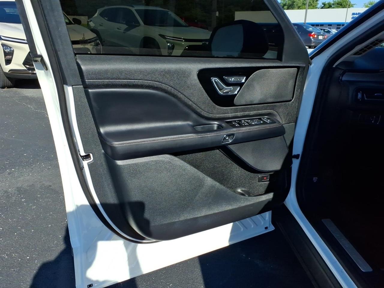 Lincoln Aviator Standard AWD 2023