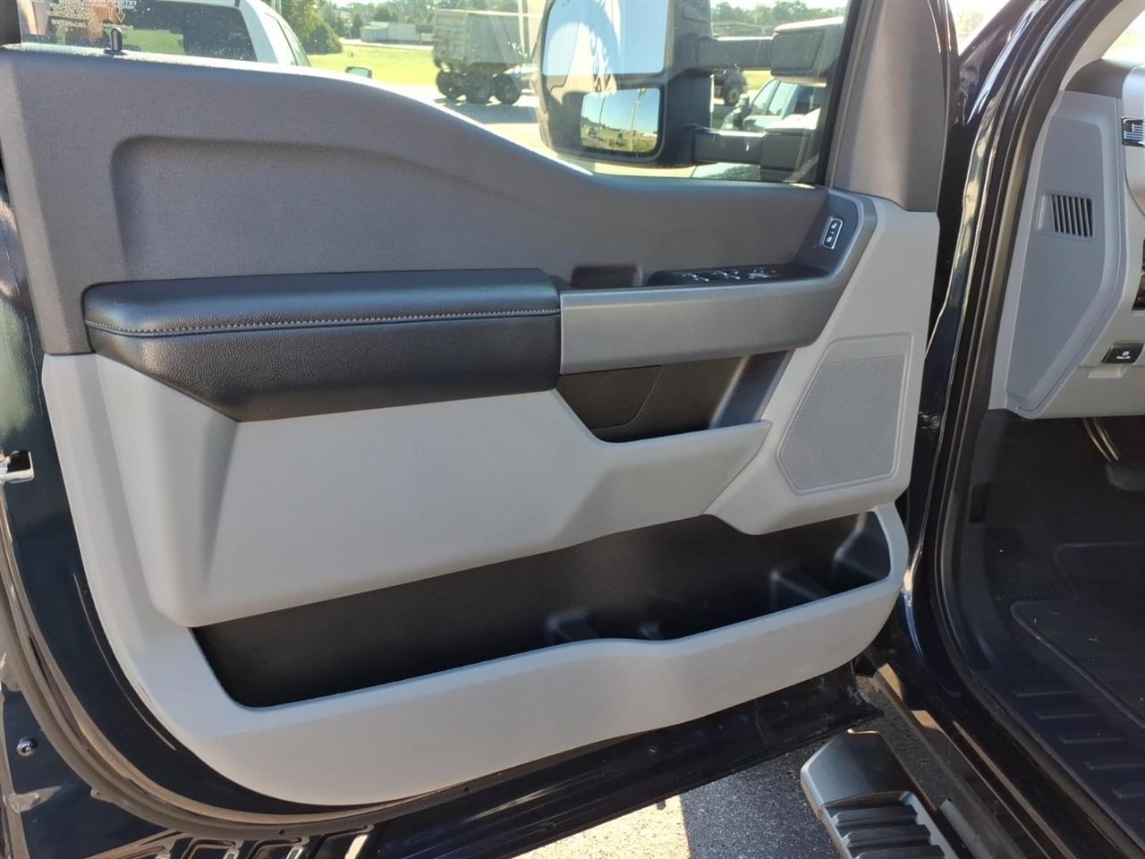Ford Super Duty F-350 SRW King Ranch 4WD Crew Cab 8' Box 2024