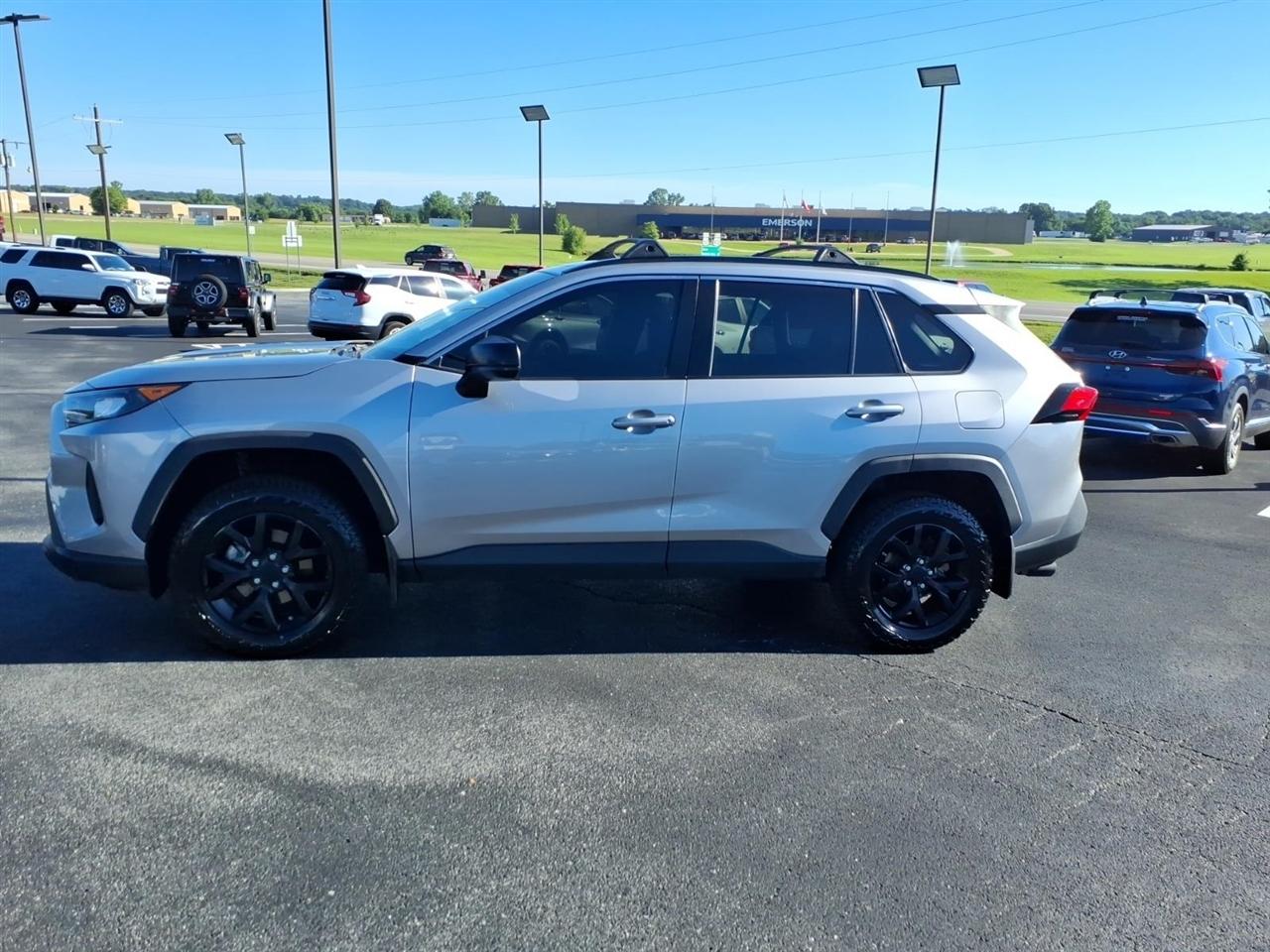 Toyota RAV4 LE AWD (Natl) 2021