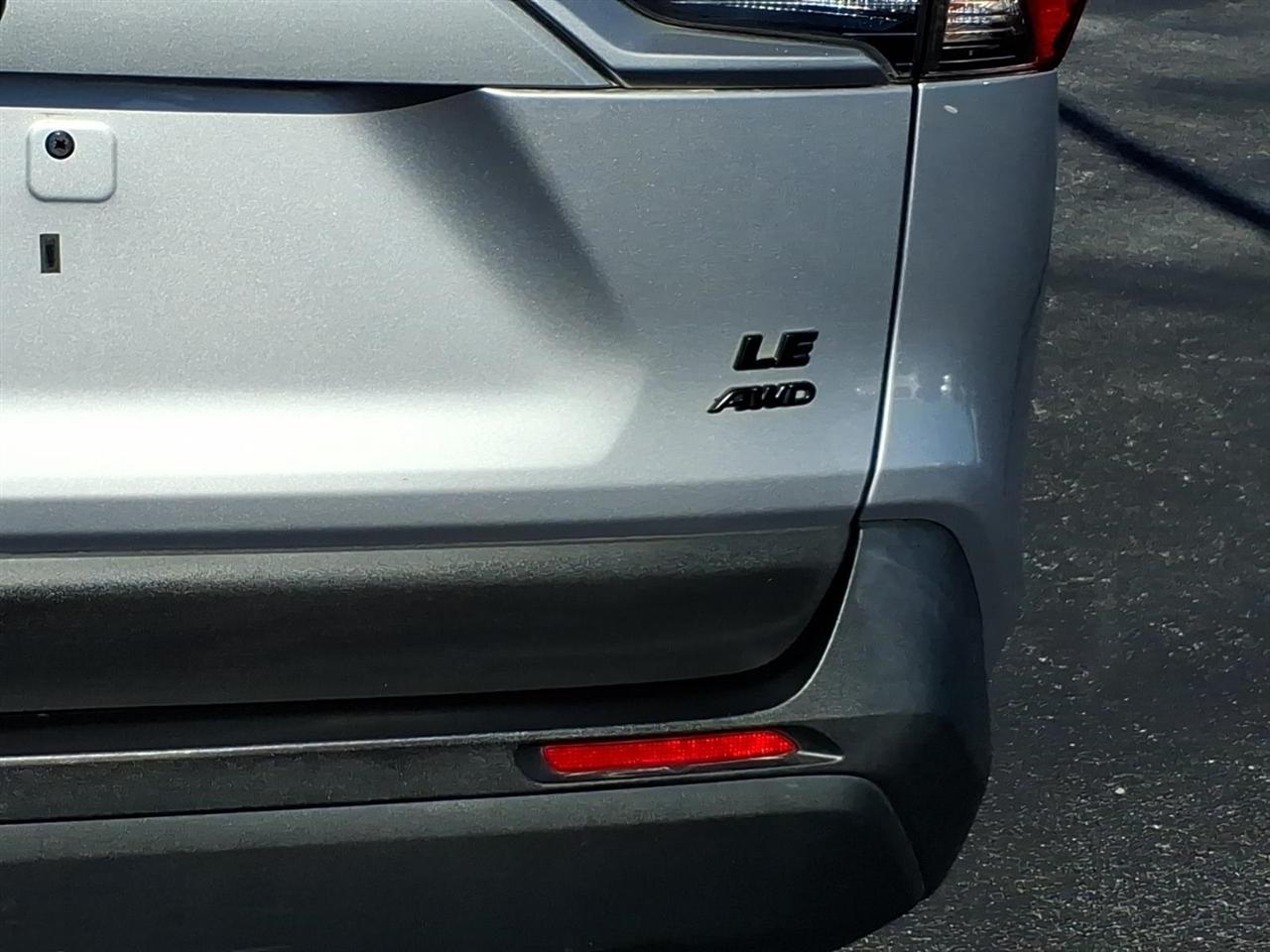 Toyota RAV4 LE AWD (Natl) 2021