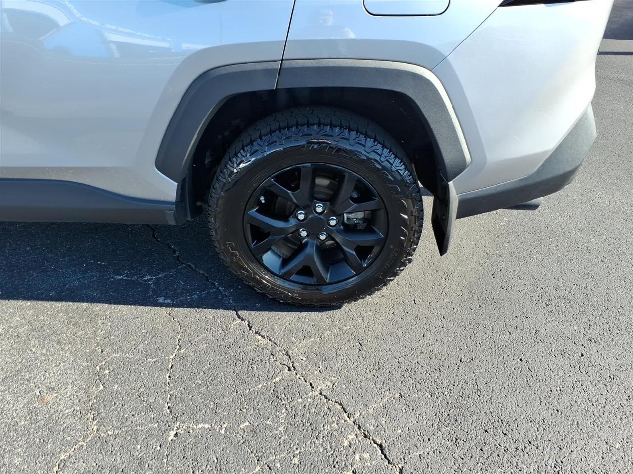 Toyota RAV4 LE AWD (Natl) 2021